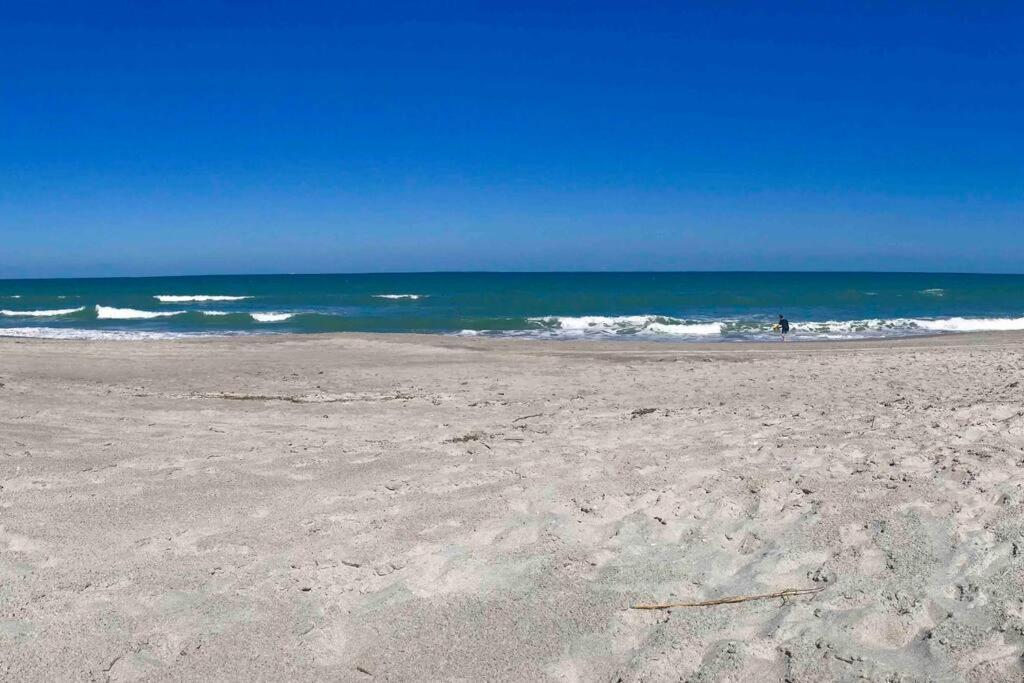 Bright And Beachy 2Bed 1Bath Home - Unit 210 شاطئ كوكوا المظهر الخارجي الصورة