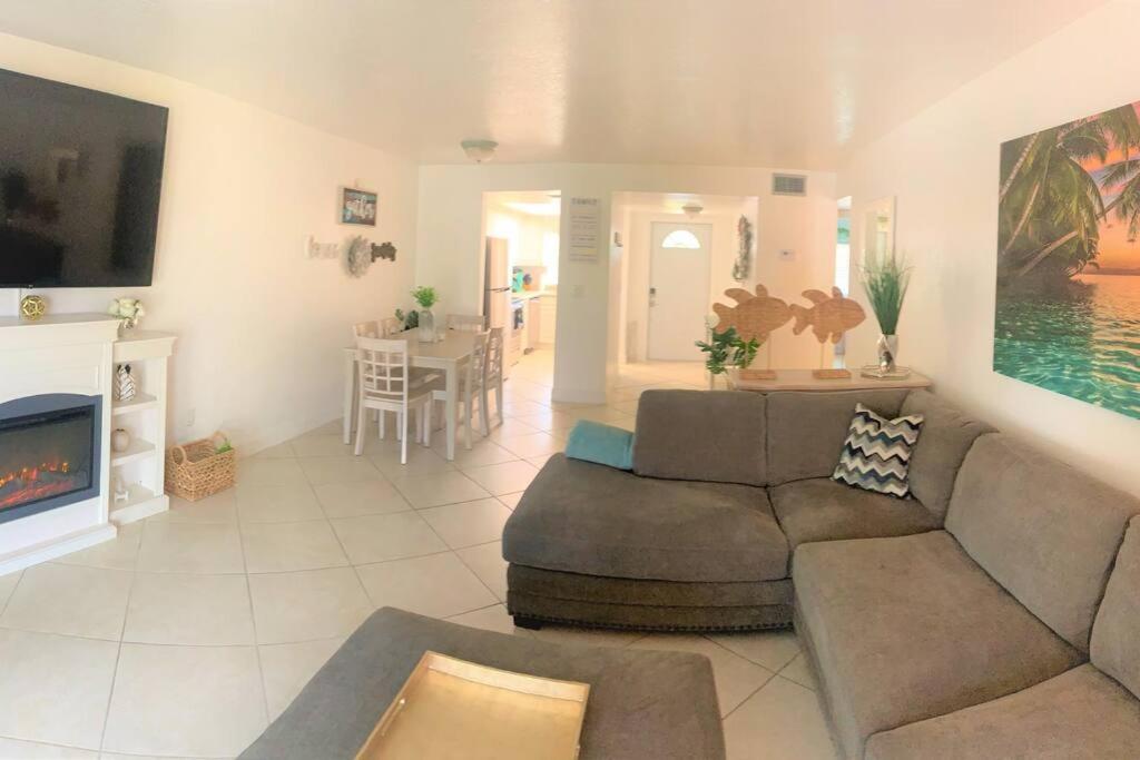 Bright And Beachy 2Bed 1Bath Home - Unit 210 شاطئ كوكوا المظهر الخارجي الصورة