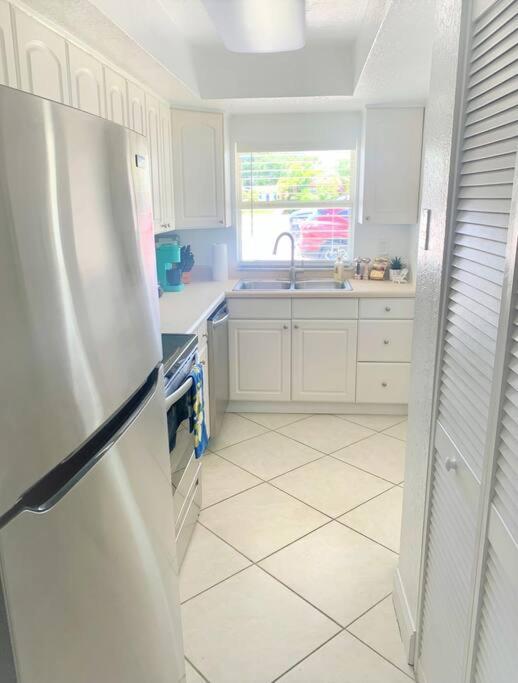 Bright And Beachy 2Bed 1Bath Home - Unit 210 شاطئ كوكوا المظهر الخارجي الصورة